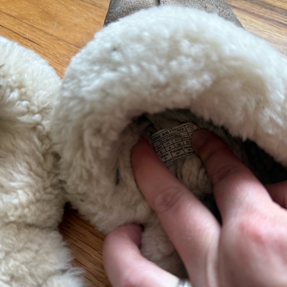 UGG slippers size 8 - Picture 8 of 13